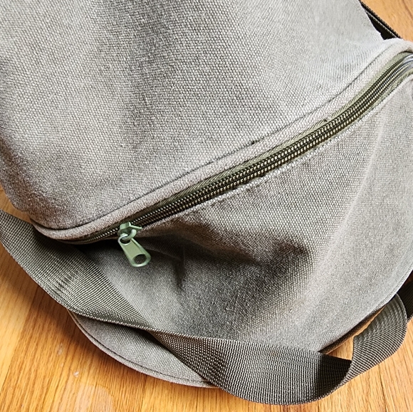 Guess duffle bag - Picture 2 of 3